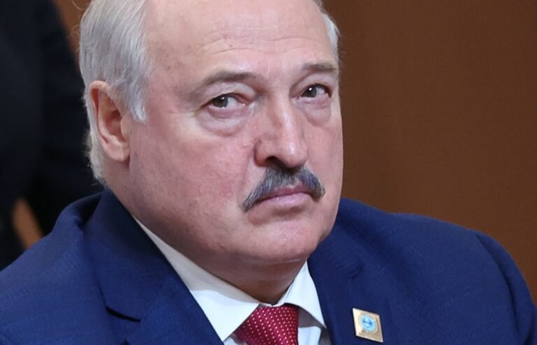 Самопроголошений президент Білорусі Олександр Лукашенко «милує» 32 особи, серед яких 28 «екстремістів», здійснюючи демонстративний жест.