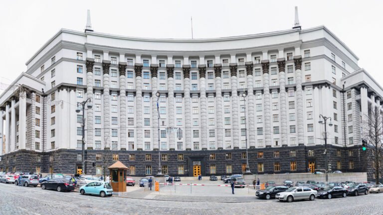 Урядові метання навколо бронювання: Кабмін скасував центр, міністерства проти, Федієнко в курсі, а хаос бронювання триває.