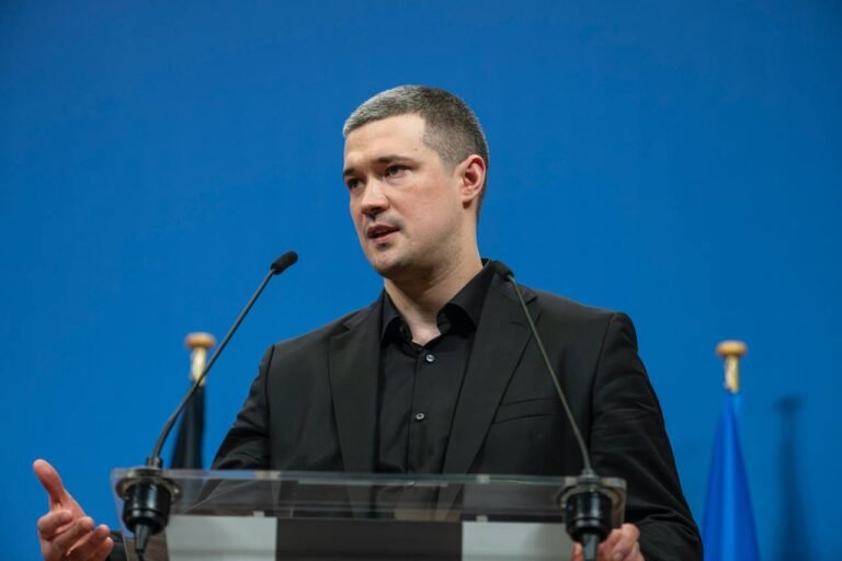 Ексміністр оборони Федоров пропонував двох кандидатів на заміну головнокомандувача Сирського. За це його звільнили. Внутрішні чвари тривають.