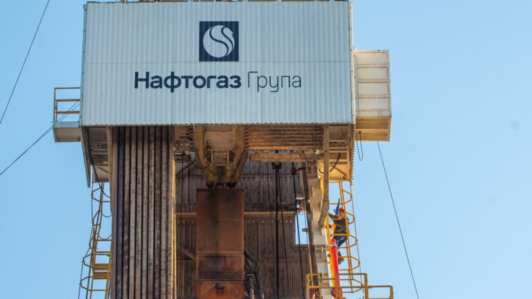 Керівництво Нафтогазу на тлі документів про реструктуризацію єврооблігацій, де борг росте, а виплати переносяться.