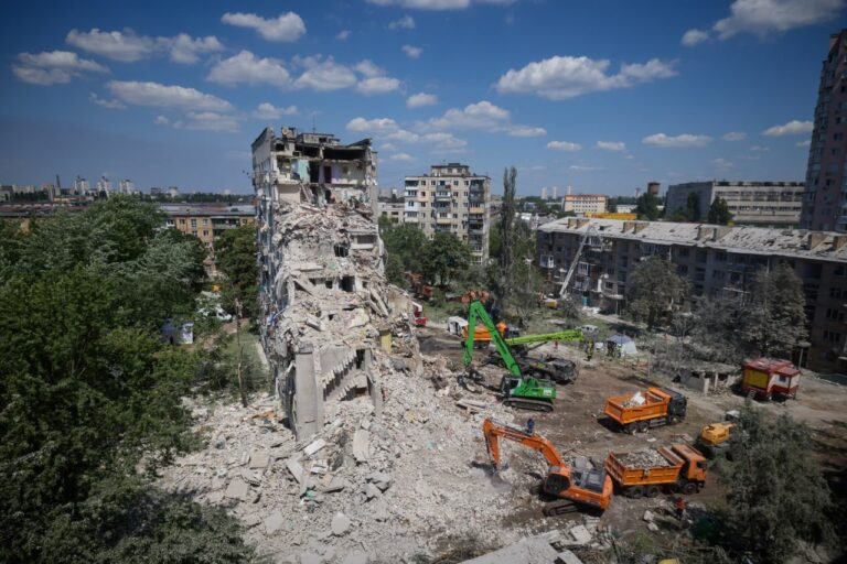 Наслідки російської атаки на Київ, де десятки загиблих, сотні поранених та люди зникли безвісти, а місто сколихнуло від ударів агресора.
