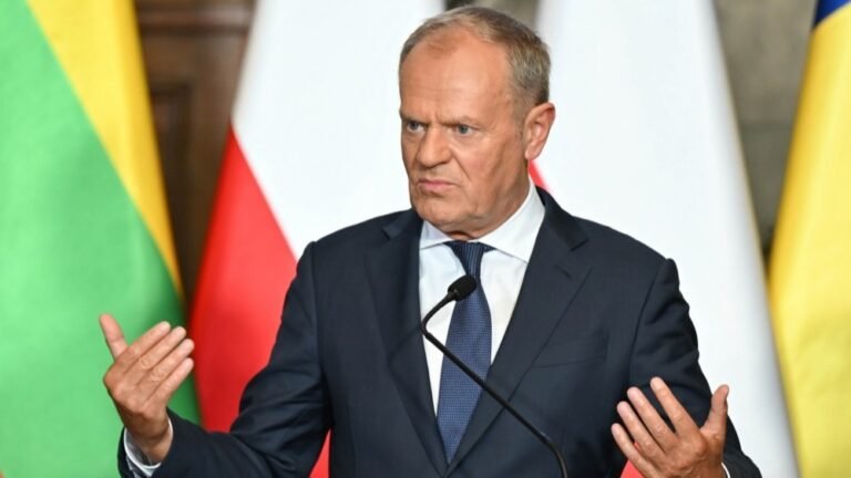 Дональд Туск під час пресконференції, де він попереджає про критичні місяці та підготовку Польщі до російських провокацій, що перевірять НАТО.