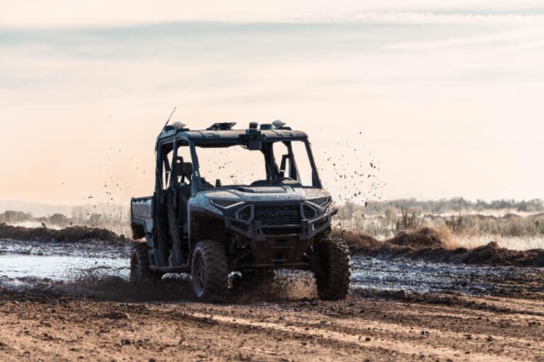Безпілотні машини Forterra Lancer доставляють вантажі та евакуюють поранених в Україні, ефективність яких підвищена завдяки Starlink.