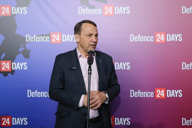 Радослав Сікорський, міністр закордонних справ Польщі, попереджає про нові провокації Росії, виступаючи на брифінгу.