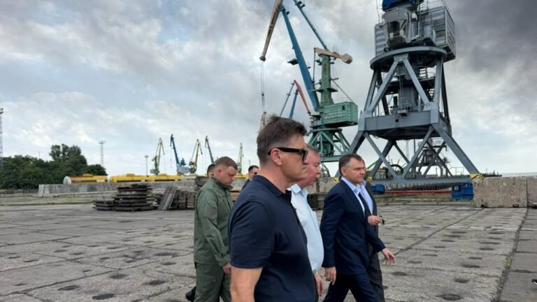 Російський тіньовий флот горить. Українські дрони знову влучили в нафтові танковіри, буксири та суховантажі. Окупанти втратили матроса.