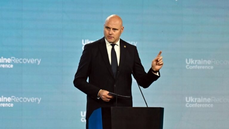 Прем'єр-міністр Андріс Кульбергс на тлі латвійської інфраструктури, що посилила охорону через російську загрозу, та закликав НАТО посилити ППО та війська в країні.
