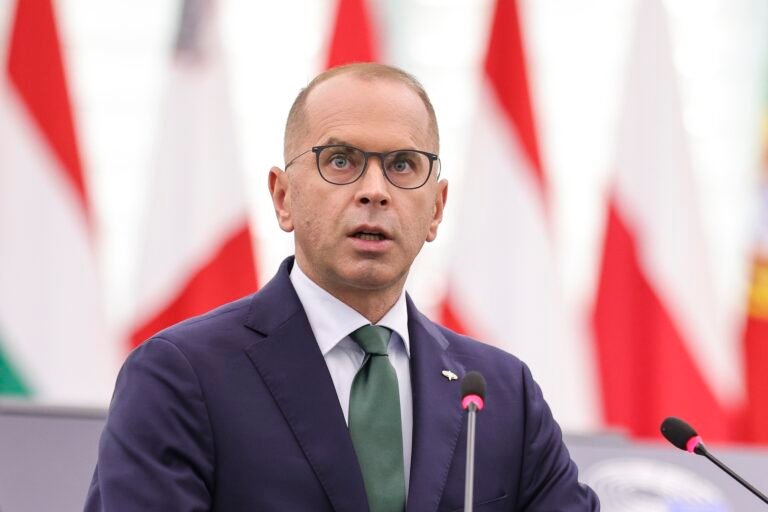 Президент Зеленський знову наступив на граблі, спровокувавши народні протести відставкою міністра оборони Михайла Федорова. Країна обурена.