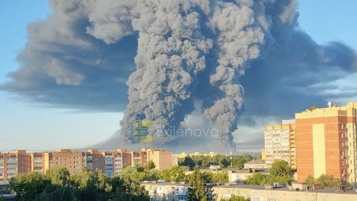 Зухвалий опис: дрони атакували Москву, Підмосков'я, Ленінградщину. Пошкоджені склади Wildberries, палає нафтобаза. Аеропорти паралізовані, є поранені.