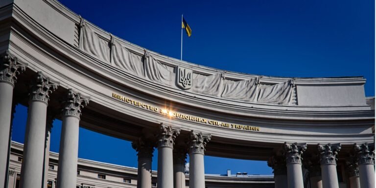 Україна стежить за польським законопроектом щодо ОУН-УПА, відповідь МЗС, скандал з нагородами та наростаюча напруга.