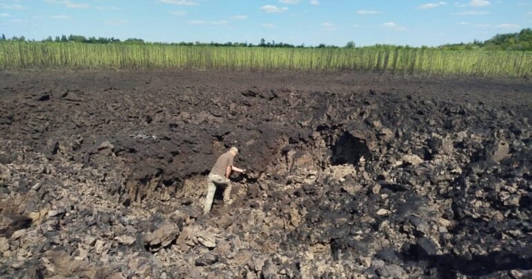 Зруйнований будинок або поле з вирвою після вибуху північнокорейської ракети під час атаки Росії на Україну, що призвела до загибелі багатодітної родини.