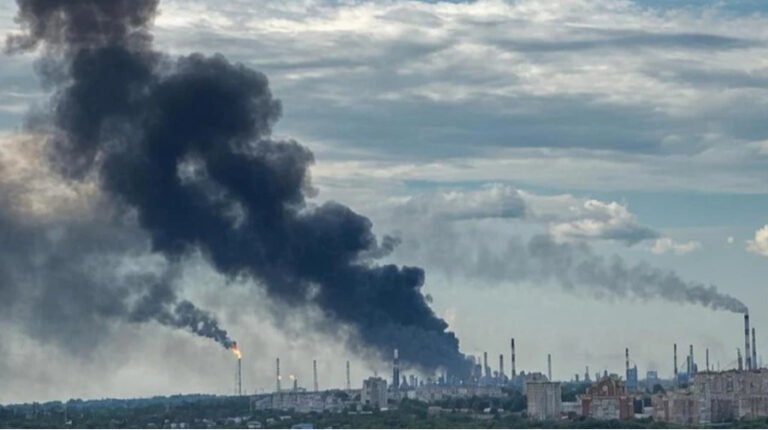 Українські дрони вивели з ладу значну частину російських НПЗ. Росіяни відчувають дефіцит палива, черги на АЗС, обмеження продажів.
