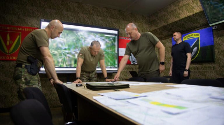 Головнокомандувач Сирський під час візиту в Костянтинівку, наголошуючи на активній обороні та роботі дронів проти окупантів.