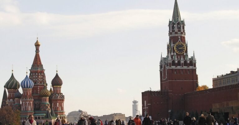 Reckitt продає частину бізнесу в Росії, втрачаючи мільйони, поки Кремль збагачується на виході компаній.