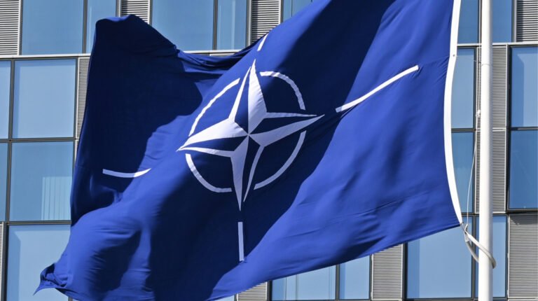 НАТО інвестує мільярди у паливну мережу для своїх військ, оновлюючи інфраструктуру Альянсу.