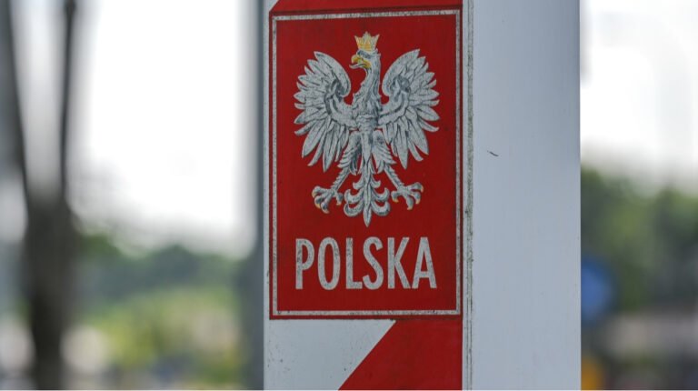 Зображення демонструє напругу навколо Польщі, як можливого об'єкта російських провокацій, спрямованих на НАТО та блокування допомоги Україні, із зображенням дронів або гібридних сценаріїв.