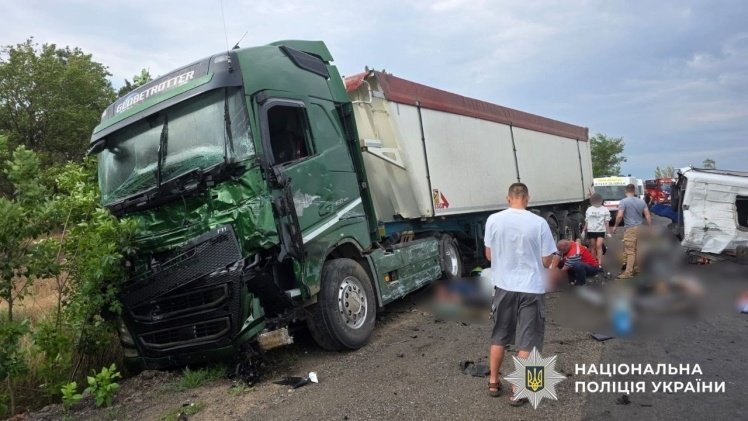 Масштабна ДТП на Миколаївщині: 12 загиблих, 6 постраждалих. Мікроавтобус зіткнувся з вантажівкою, поліція розслідує.
