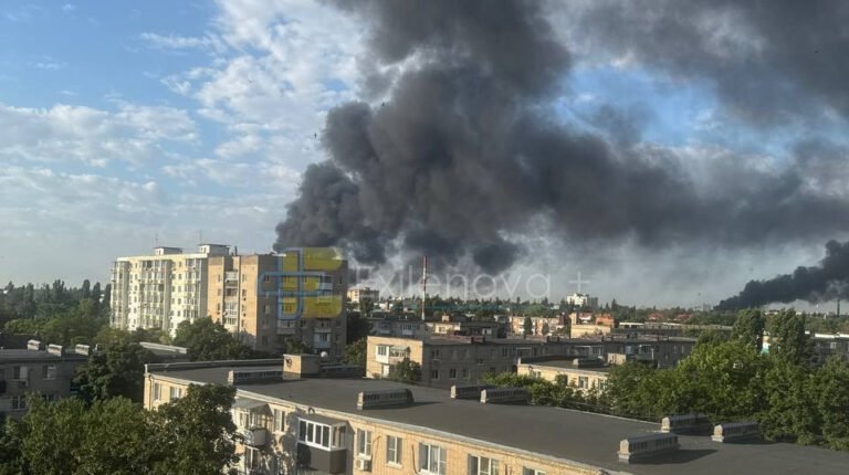 Дронова атака на Ростовську область, уражені нафтобази, завод та термінал в Азові й Таганрозі.