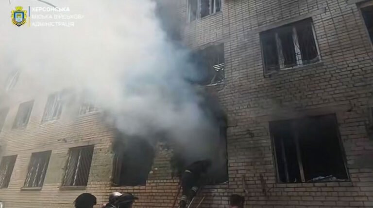Наслідки російської атаки Шахедом по центру Херсона: загибель та поранення мешканців.