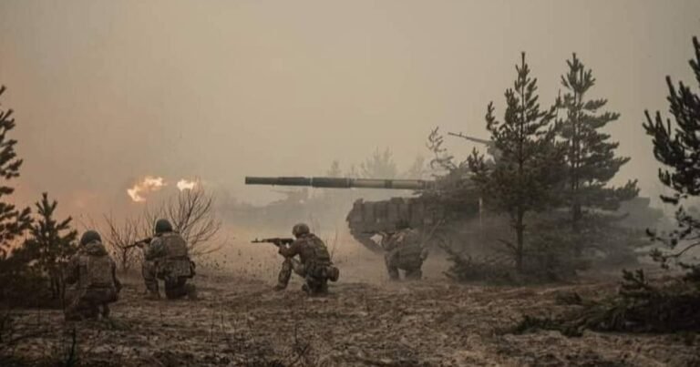 Знищені російські окупанти та техніка на полі бою після атак ЗСУ