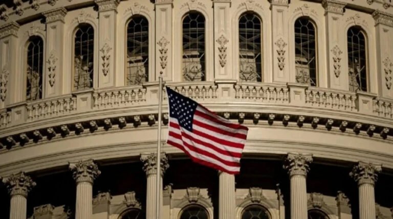 Сенат США пом'якшив санкційний законопроєкт проти РФ. Винятки для імпортерів, обмежені тарифи, лазівка для Трампа.