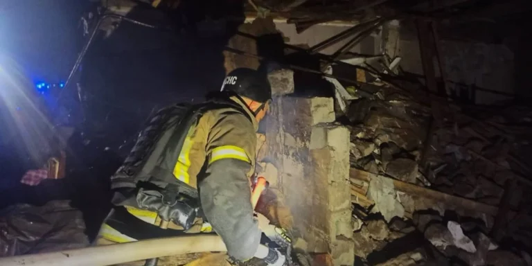 Наслідки влучання російської балістичної ракети в житловий будинок Кривого Рогу, де загинули люди, серед них діти.