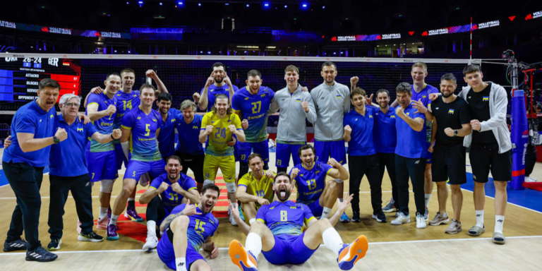 Гравці збірної України святкують вихід до плей-оф, спостерігаючи за матчем Франція-Болгарія
