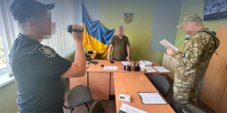 ДБР влаштувало «Чесний призов», шукаючи корупціонерів у ТЦК. Підозри отримали 15 посадовців та поліціянт. Деталі схем.