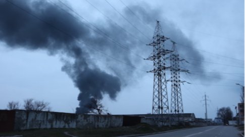 Херсон без світла після російських атак, енергетики працюють.