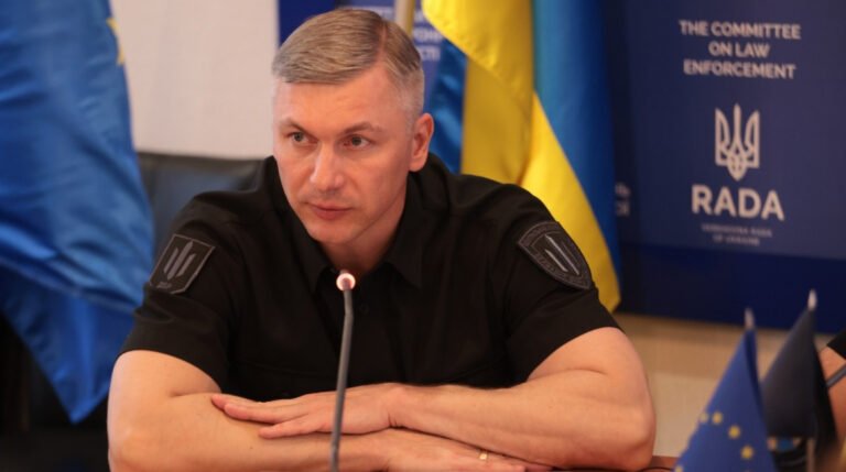Директор Державного бюро розслідувань Олексій Сухачов виступає у парламенті, заперечуючи необхідність реформ.