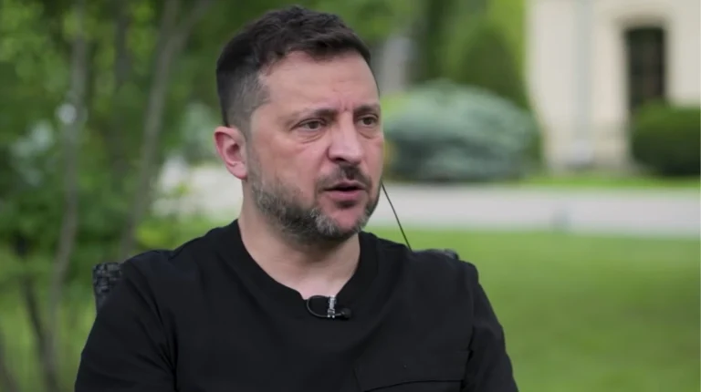 Президент Володимир Зеленський пояснює роль колективу у далекобійних ударах, на тлі кадрових чвар.