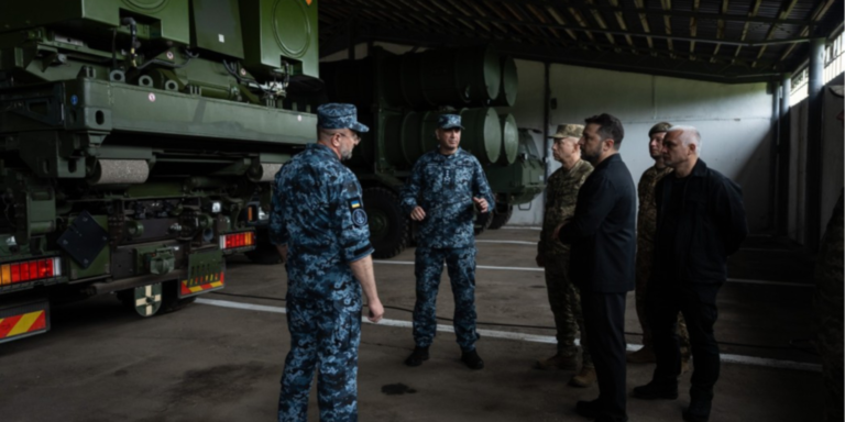 Президент Зеленський біля мобільного комплексу NSM, що вражає морські та наземні цілі.