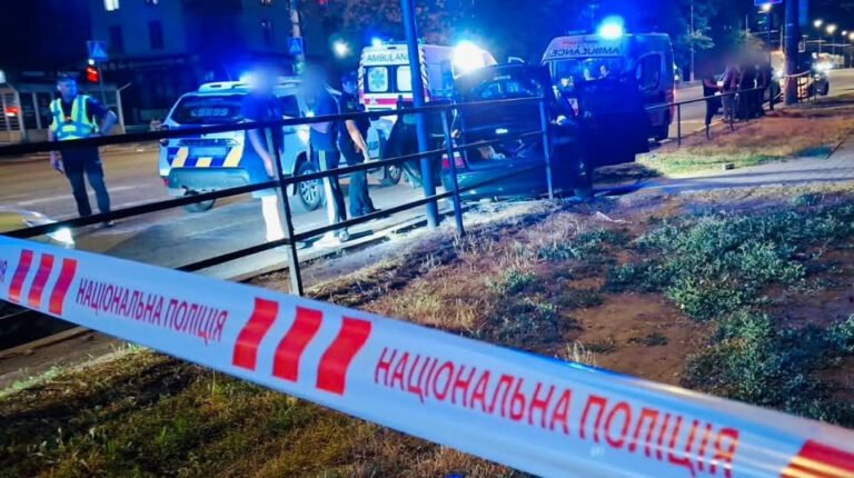 Розстріляне авто Opel у Миколаєві, двоє загиблих, одного затримано