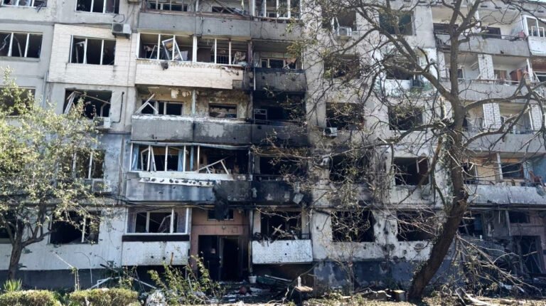 Наслідки атаки керованою авіабомбою в Павлограді. Загиблі, поранені серед цивільних, включаючи дітей.