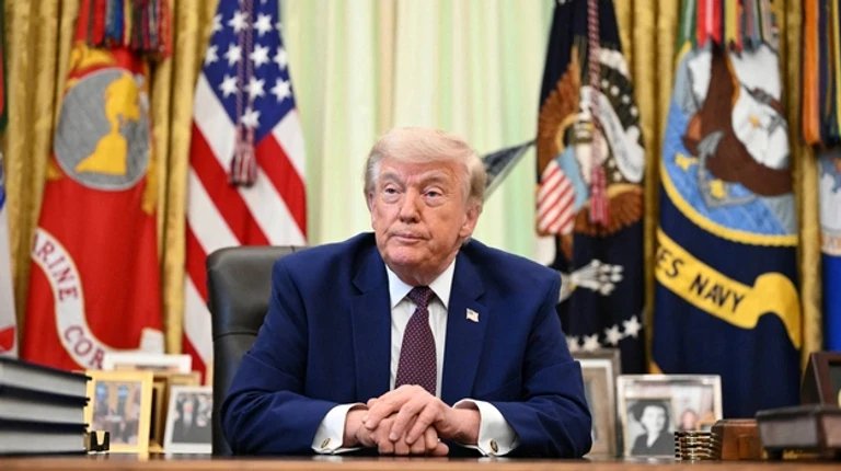 Дональд Трамп запроваджує нові мита, впливаючи на світову економіку та бізнес.