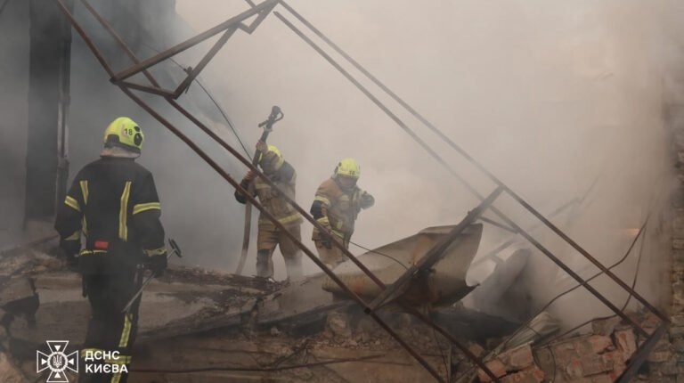 Наслідки ракетного удару по Києву: поранені та пожежі після балістичної атаки окупантів.