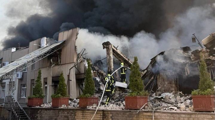 Російський удар знищив склад та офіс MOYO, але співробітники вціліли. Це частина масштабної атаки, що несе смерть та руйнування.