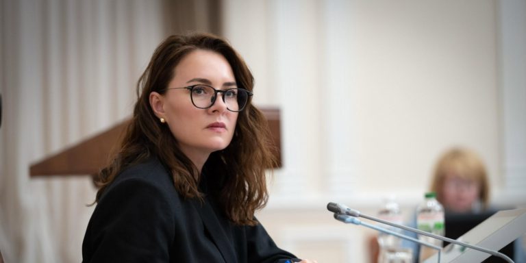 Прем'єр-міністерка Юлія Свириденко анонсує нові пільгові кредити для розбитих бізнесів. Великі обіцянки, дрібні умови. Чергова імітація допомоги.