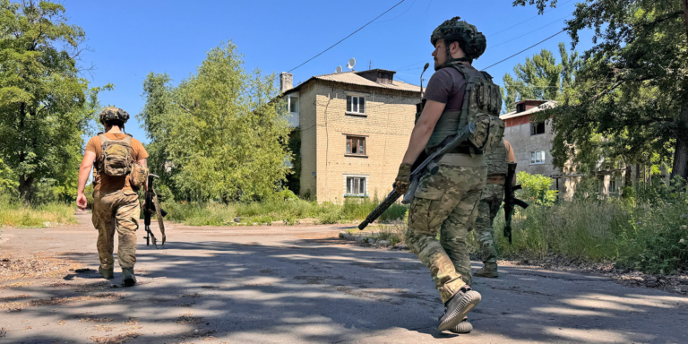 Російські окупанти відмовились від лобових штурмів Покровська, перетворюючи його на логістичний вузол, поки українські захисники тримають оборону.