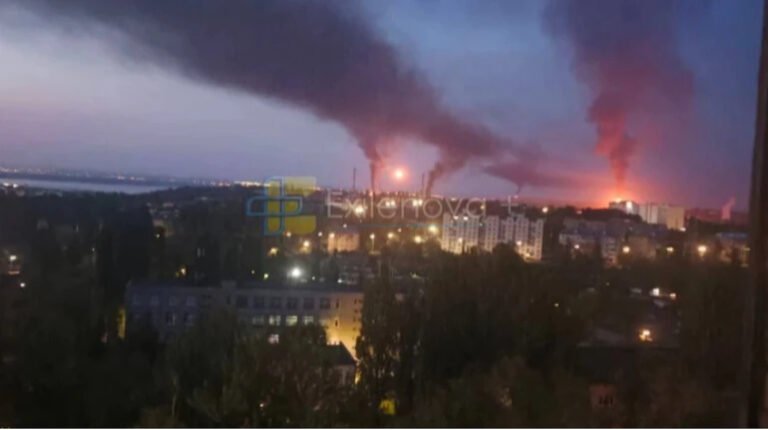 Зруйнований російський НПЗ. Дефіцит пального та черги на АЗС у Росії – результат атак дронів.