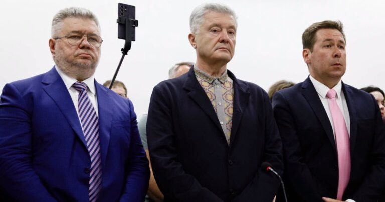 Верховний Суд відмовився скасувати санкції проти Петра Порошенка.