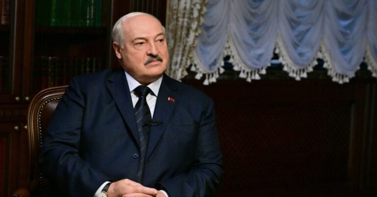 Олександр Лукашенко звільнив 32 ув'язнених, включно з 28 політичними, що викликає питання щодо мотивів режиму.