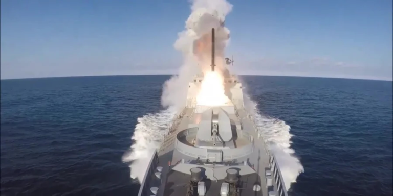 Російський Чорноморський флот боїться виходити в море, запускаючи ракети лише з порту.