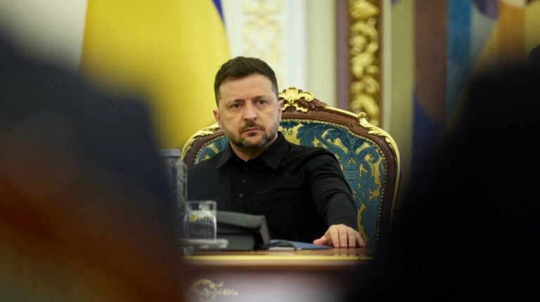 Президент Зеленський інформує про друге влучання української зброї по НПЗ в Уфі та ураження об'єкта ВПК у Пензі.