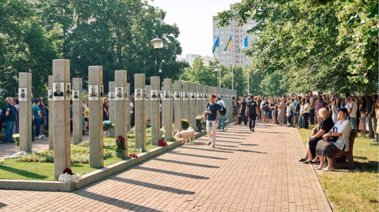 Максим Бахматов на тлі бетонних стел Алеї Героїв, що викликала обурення родин