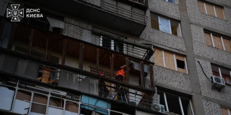 Наслідки ракетного удару по Києву, Солом'янський район, зруйновані будівлі.