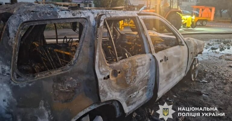 Зруйновані будинки та машини після обстрілу Києва, де загинули люди та постраждали діти.