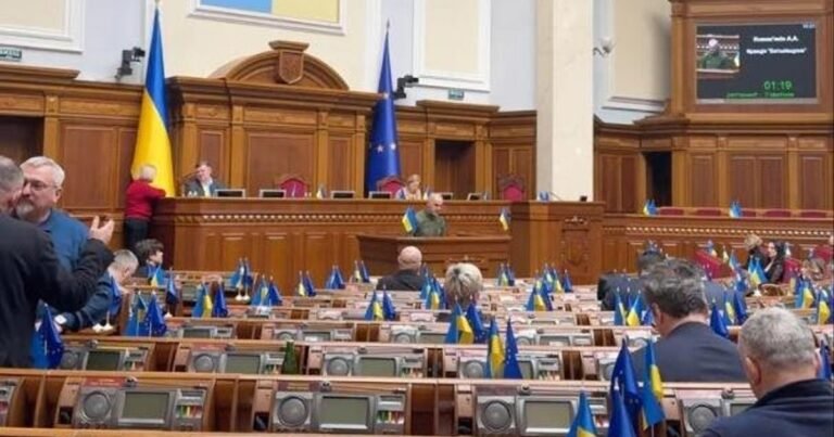 Президент без подань на міністрів оборони та закордонних справ. Заява нардепа. Парламент чекає. Чому пауза? Політика зависла.