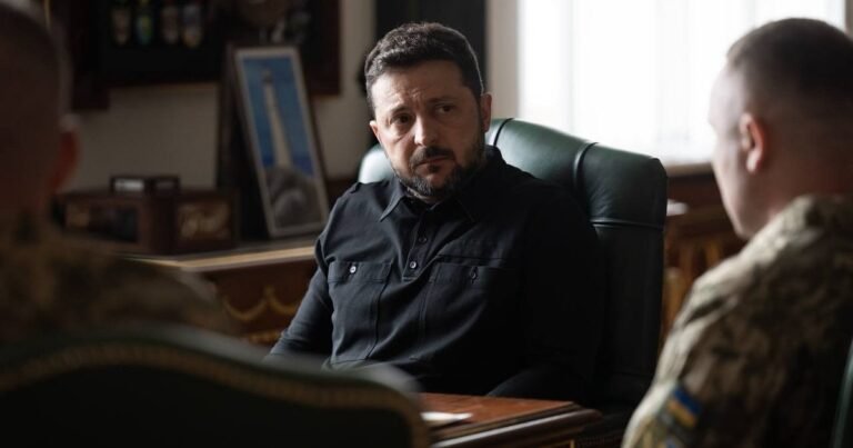 Президент Зеленський ігнорує кадрові подання Головкома ЗСУ Михайла Драпатого.