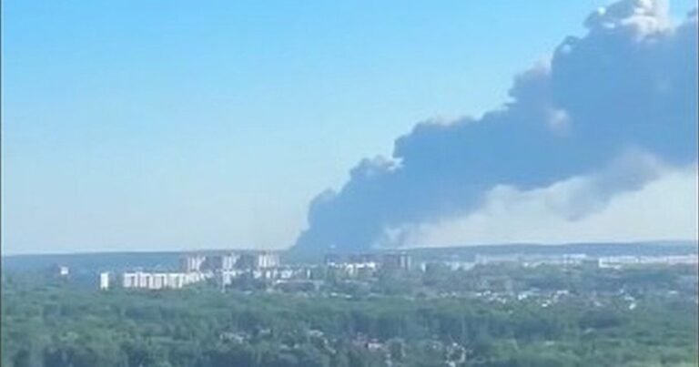 Далекобійні «привіти» від України: ворожі об'єкти палають.