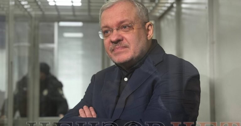 Високопосадовці з «Форест Гамп» обговорюють внесення значної застави за ексміністра, підозрюваного у відмиванні коштів. Секретні розмови, гучні обшуки.